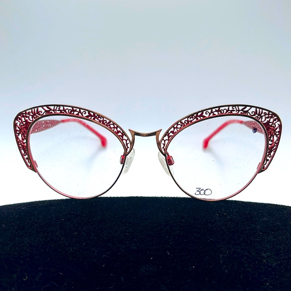 NWOT. Faniel of Paris. Red lacy and gold frames